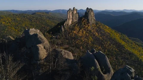 Stone peaks. Slow flight Video stock 108596576