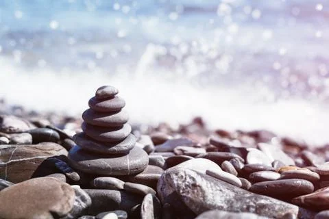 Stone pebble tower balancing on the beach. Copy space. Foto stock