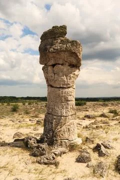 Stone pillar in the shape of a head, face at the Pobiti Kamani Stone Forest.. Foto stock