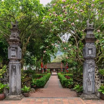 Stone pillars framing a path to the Temple of Emperor Le Dai Hanh in Hoa Lu Stock-Fotos