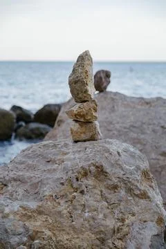Stone pyramids on the beach Foto stock