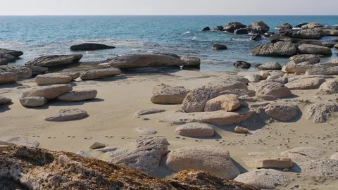 Stone rock on the Caspian seashore tracking shot 4K 動画素材 84652005