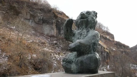 Stone sculpture of a bear Stockbeeldmateriaal 327870173