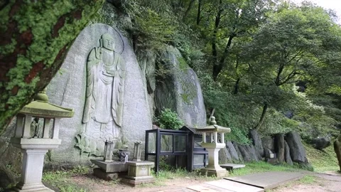 Stone Sculpture in the Forest Видео 306034003