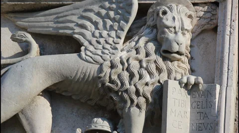 Stone sculpture of a lion 動画素材 32929403
