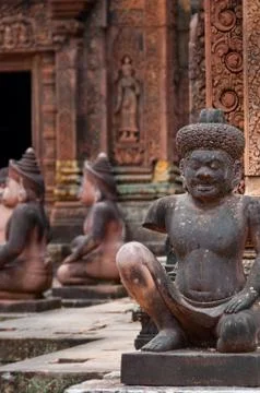Stone sculputure sitting in front of temple Foto stock