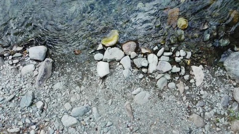 The stone shore of a crystal clear mountain river. Stock-Footage 201659964