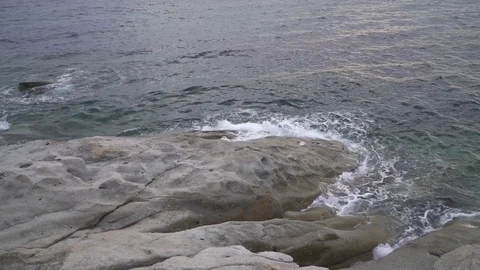 Stone shore on island in the fall on cloudy day Vidéo 84201572
