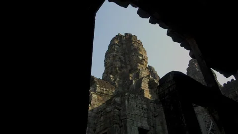 Stone smiling face of Bayon Temple in Angkor Thom, Cambodia Vídeo Stock 331948638