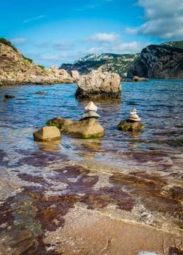 Stone stacking on the coast Foto stock