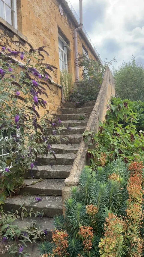 Stone Staircase Ascending Lush Grassy Bank in English Country Garden Stockbeeldmateriaal 342633246
