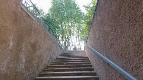 Stone Staircase Leading to Tree-Lined Exit in Rome, Italy Vídeo Stock 338393501