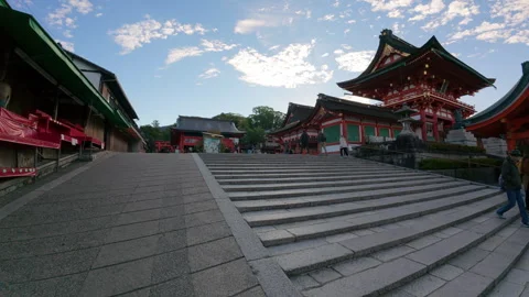 The stone steps towards the main entrance of Fushimi İnari Taisha Видео 333843391