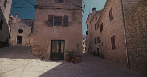 Stone street intersection with historic buildings in Bale Vídeo Stock 334001741