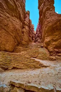 Stone Switchback Trail Between Red Canyon Walls on Navajo Loop in Sunlight Stockfoto's