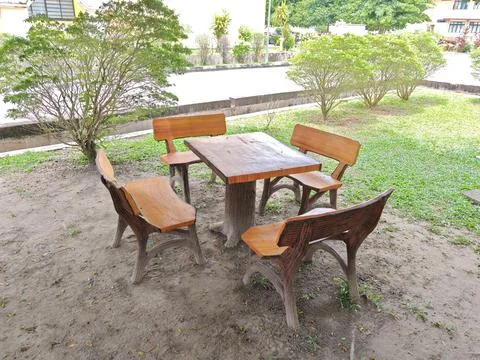 Stone table and bench set in a garden under a tree Foto stock