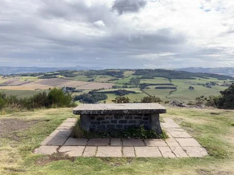 Stone table at the Kinnoull Hill viewpoint in Perthshire, Scotland Foto stock