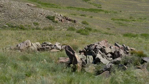 Stone tombstone of nomadic tribes. Vídeos de archivo 327713106