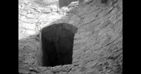 Stone tower fort well inside, down up view. Ruined medieval building. Castle Vídeos de archivo 256238816