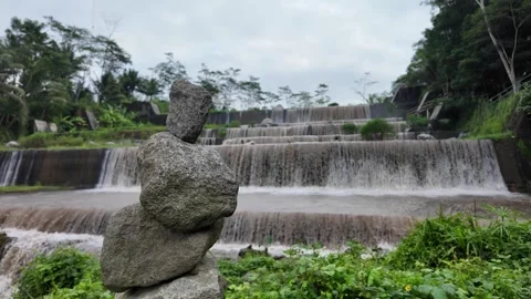 Stone tower on the river. Rock Balancing  or rock stacking Vídeos de archivo 291651955