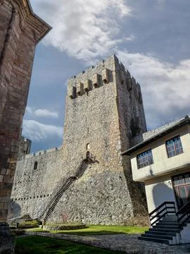 A stone tower under a partly cloudy sky Foto stock