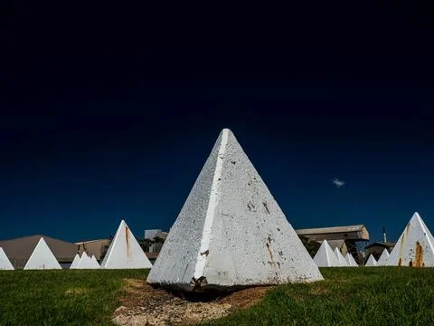 Of stone triangulars on green grass at night 库存照片