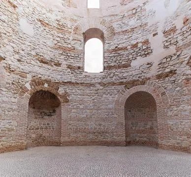 The stone vaults of Diocletian's Palace in Split, Croatia. Restored stone nic 스톡 사진