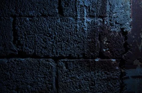 Stone wall dark background with light. Grunge style wall for background Foto stock
