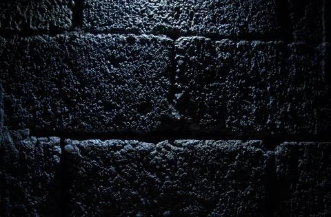 Stone wall dark background with light. Grunge style wall for background Foto stock