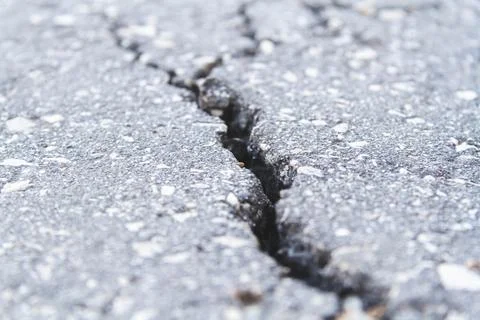 Stone wall with deep cracks. Break in the ground. Drought and consequences. Fotos de archivo