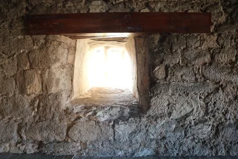 A Stone Wall featuring a Window Opening is a notable feature in Historical Foto stock