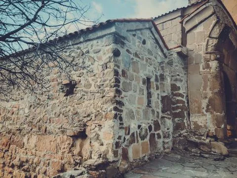 The stone wall of the monastery, the steps of the lead to the ancient fortres 库存照片