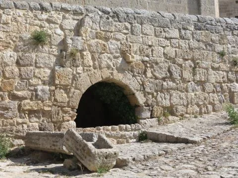 Stone wall with old well Foto stock