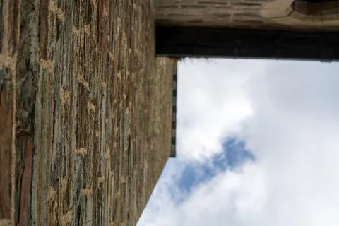 Stone wall texture with upward perspective and wooden beam detail Fotos Stock