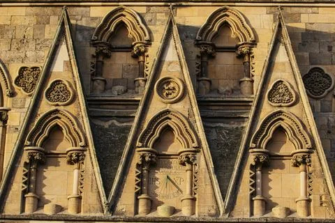 Stone Wall with Triangular Arches and Sundial in York, North Yorkshire, UK. Foto stock