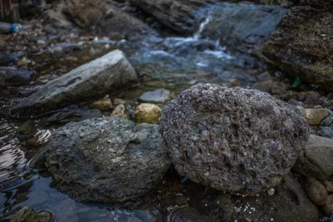 Stone in waterfall 库存照片