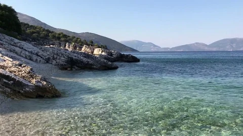 A stone white beach with turquoise transparent sea in Cephalonia, Greece. Stock-Footage 80533025
