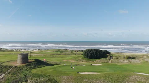 Stone Windmill, Putting Green, Golfers, Atlantic Surf, Blue Sky Vidéo 344915472