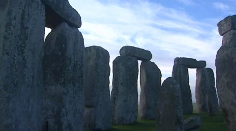 Stonehenge at daybreak, a view from inside the circle - pan Vídeo Stock 37825470