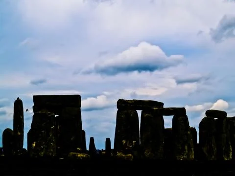 Stonehenge in silhouette under dramatic sky Stockfoto's