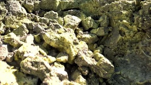 Stones covered sulfur on the volcano slope 库存影片 80795341