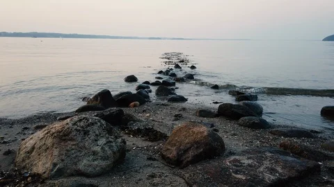 Stones at the ocean. Romantic Sunset with reflection on the water 스톡 동영상 114971773