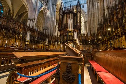 Stools and benches at the Quire section of York Minster cathedral Foto stock