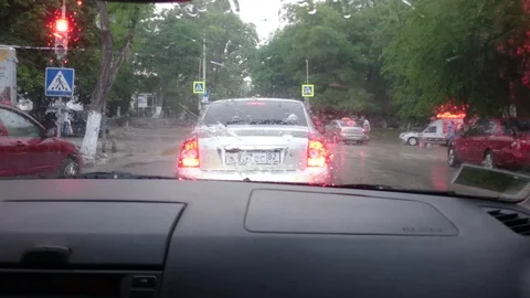 Stop at the intersection in a car around the city in the rain Video stock 91403169