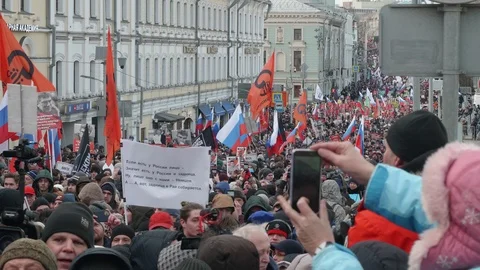 Stop of large column of protesters. Nemtsov protest march in Moscow Stock-Footage 125529749