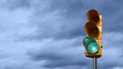 Stop light with dark sky behind Видео 8849655