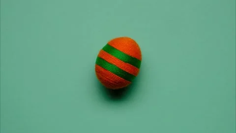Stop motion animation of colorful easter egg made from threads Video stock 166385758