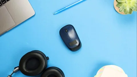 Stop motion animation with laptop. Computer mouse moving. Concept telework Vídeo Stock 128596958