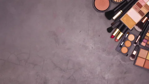 Stop motion animation of make up products appear on right side of dark theme Vidéo 137870070