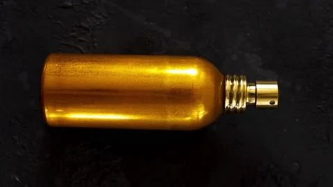 Stop motion animation with perfume spray bottle and natural rose flowers Vidéo 156237905